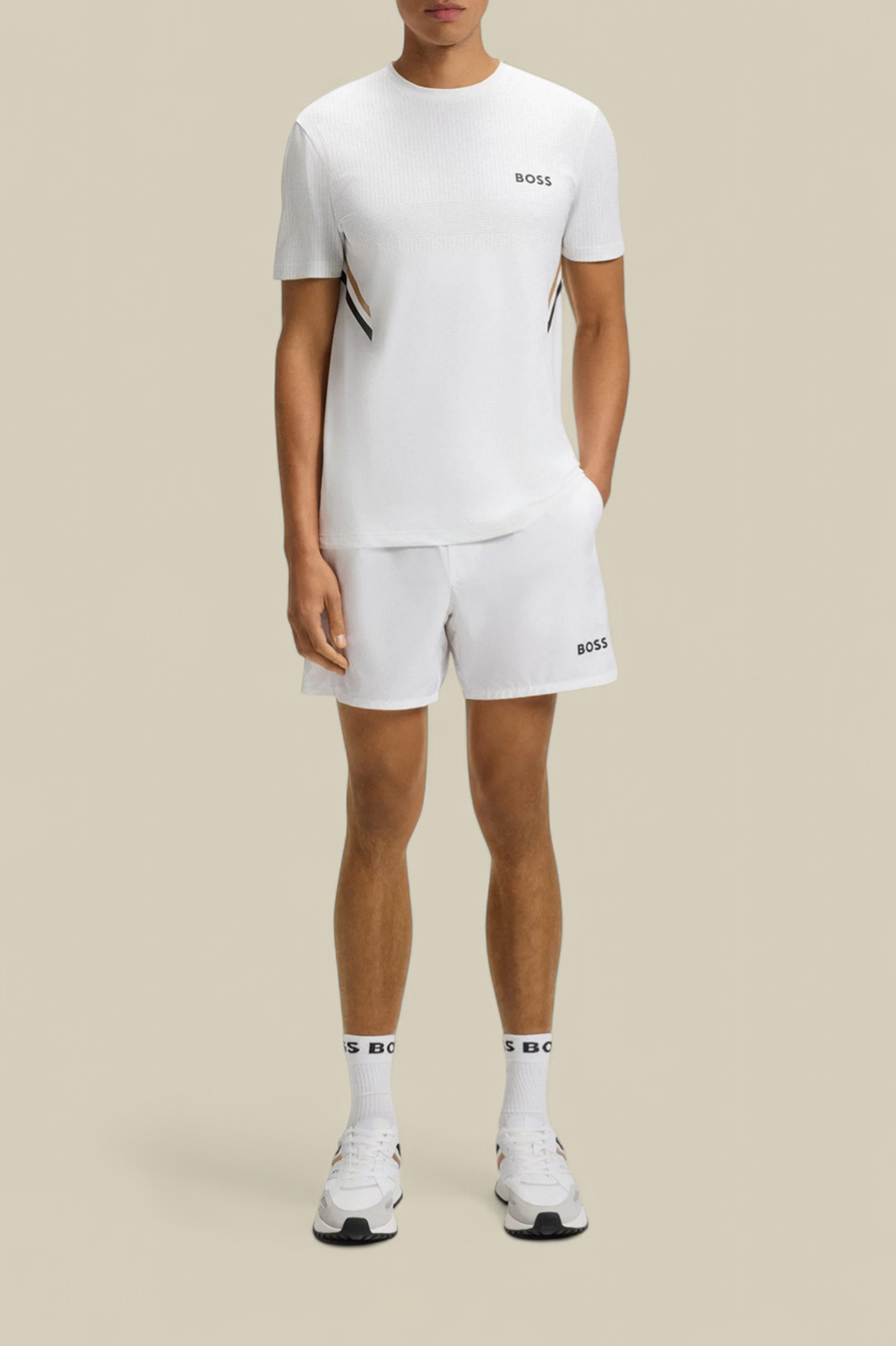 תמונת כל הלוק של חולצת טי סלים